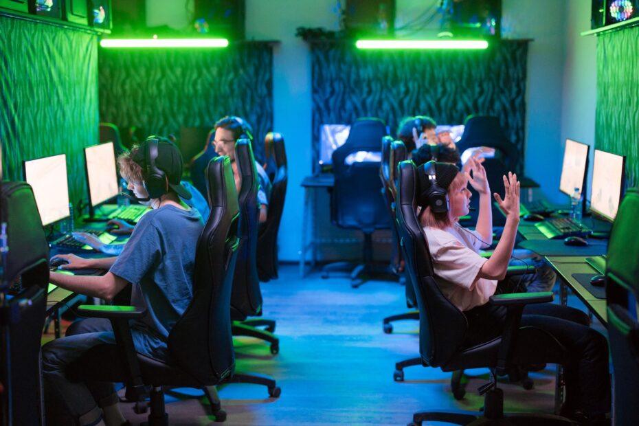 Illustration of The Real Difference Between Local Split Screen And Networked Local Multiplayer
