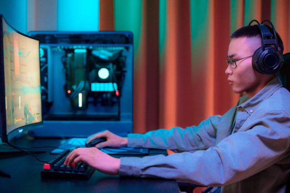Illustration of Why Some Players Choose Curved Monitors For A More Immersive Field Of View